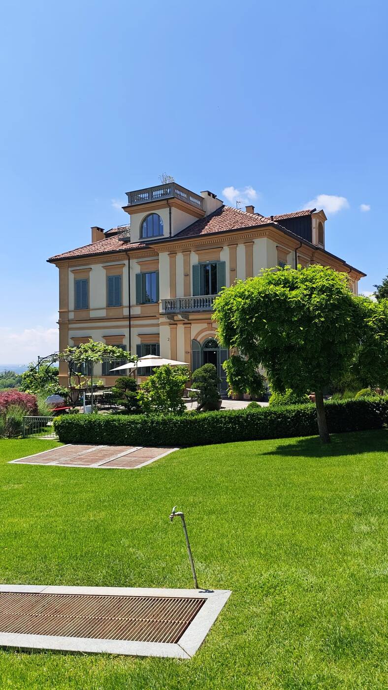 Prato rasato e siepi davanti a una villa